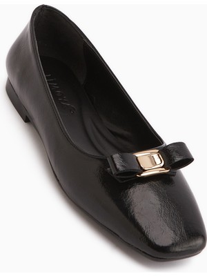 Limoya Darin Siyah Fiyonk Detaylı Küt Burun Babet