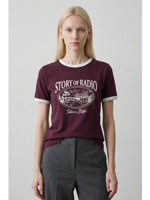 Rays Bordo Ribana Yaka ve Kol Detaylı Yazı Baskılı Tişört 5875