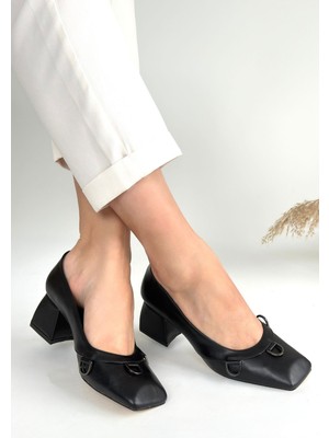 İsmiyle Al Cande Siyah Cilt Topuklu Ayakkabı