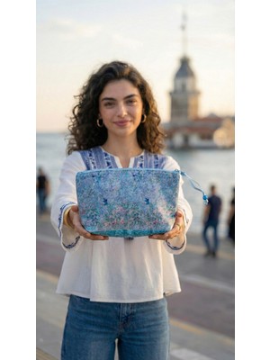 Ege Fular Şal Sanat Serisi – 30X20 cm Premium Kadife El Portföyü ve Çok Amaçlı Büyük Boy Cüzdan