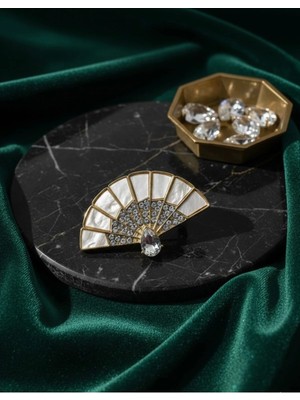 Meneva Aksesuar Kristal Taş Işlemeli Yelpaze Formlu Broş