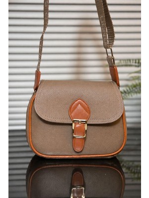 Fidella Kadın Çantası Kapak Detaylı Üç Bölmeli Çapraz En:20 cm BOY17 cm Genişlik:8 cm