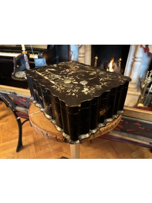 TT 1900 Başları Sedef Işlemeli Ingiliz Dikiş Kutusu 32 cm 23,5 cm 12 cm Ölçülerinde