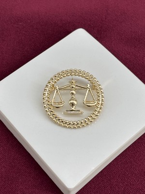 Calista Aksesuar Çember Şekilli Adalet Terazisi Figürlü Gold Broş
