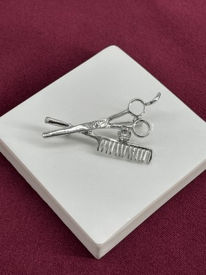 Calista Aksesuar Makas ve Tarak Figürlü Taşlı Silver Broş