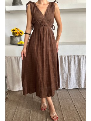Kendim Fashion Müslin Elbise Omuz Büzgü Detaylı V Yaka Kolsuz Elbise - Kahverengi