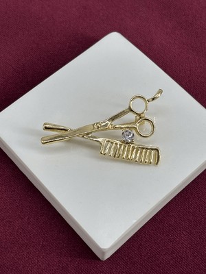 Calista Aksesuar Makas ve Tarak Figürlü Taşlı Gold Broş