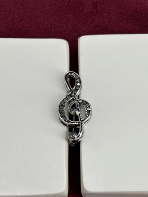 Calista Aksesuar Siyah Minik Taşlı Sol Anahtarı Figürlü Silver Broş