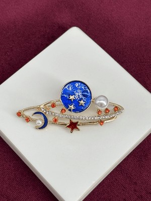 Calista Aksesuar Ay ve Yıldız Şekilli Incili ve Taş Detaylı Mavi Gezegen Figürlü Gold Broş