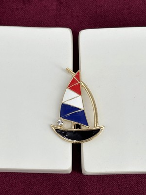 Calista Aksesuar Siyah Mavi Beyaz ve Kırmızı Renkli Taş Detaylı Yelken Figürlü Gold Broş