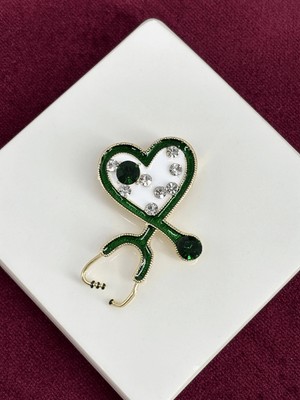Calista Aksesuar Yeşil Renkli Gümüş Taşlı Kalp Şeklinde Stetoskop Figürlü Gold Broş
