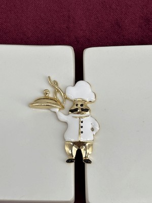 Calista Aksesuar Siyah Bıyıklı ve Altın Renkli Tepsi Detaylı Erkek Aşçı Figürlü Gold Broş