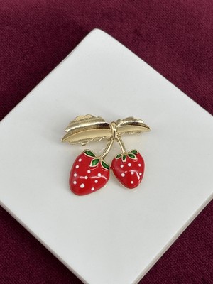 Calista Aksesuar Beyaz Benekli Çilek Figürlü Altın Yapraklı Gold Broş