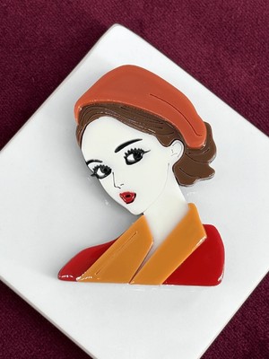 Calista Aksesuar Turuncu Sarı ve Kırmızı Renkli Kadın Figürlü Akrilik Broş