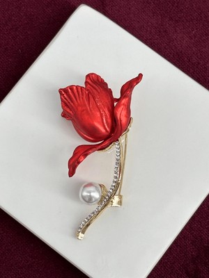 Calista Aksesuar Minik Taş ve Inci Detaylı Kırmızı Renkli Çiçek Figürlü Gold Broş