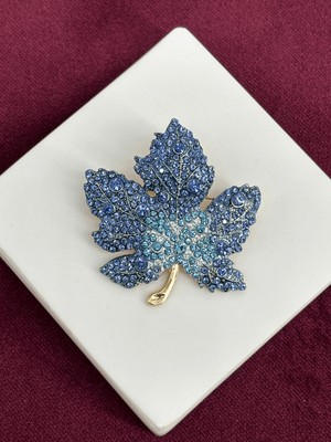 Calista Aksesuar Mavi Taşlı ve Yaprak Figürlü Gold Broş