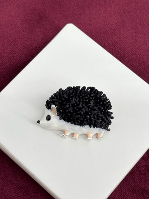 Calista Aksesuar Siyah Dikenli Beyaz Renkli Kirpi Figürlü Silver Broş