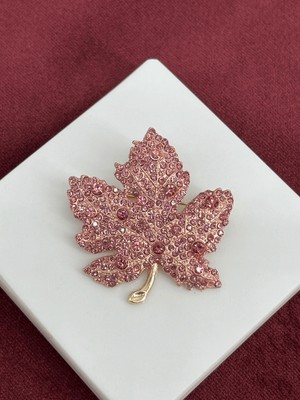 Calista Aksesuar Pembe Taşlı ve Yaprak Figürlü Gold Broş