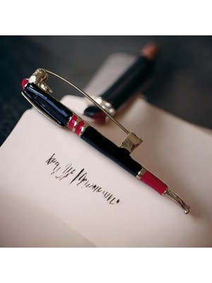 ALS Tasarım Dünyası Siyah Renk Dolma Kalem Figürlü Broş