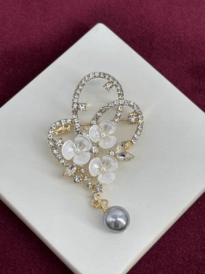 Calista Aksesuar Üç Beyaz Çiçekli Minik Taşlı ve Inci Detaylı Gold Broş