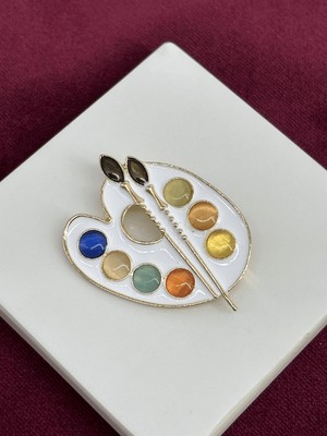 Calista Aksesuar Renkli Taşlı Beyaz Palet Figürlü Gold Broş