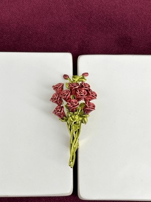 Calista Aksesuar Koyu Pembe Çiçekli Yeşil Yapraklı Gold Broş