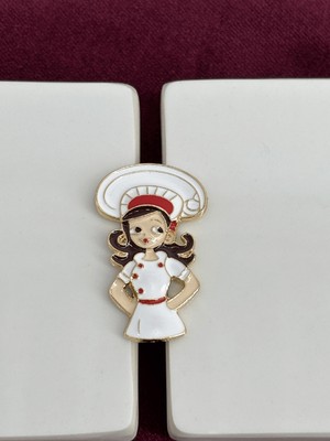 Calista Aksesuar Kırmızı Şapkalı Kadın Figürlü Aşçı Gold Broş