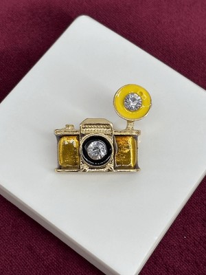 Calista Aksesuar Gümüş Taşlı Siyah Detaylı Sarı Renkli Fotoğraf Makinesi Gold Broş