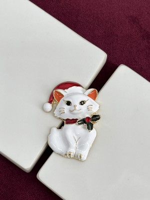 Calista Aksesuar Yılbaşı Şapkalı ve Çiçek Detaylı Beyaz Kedi Figürlü Gold Broş