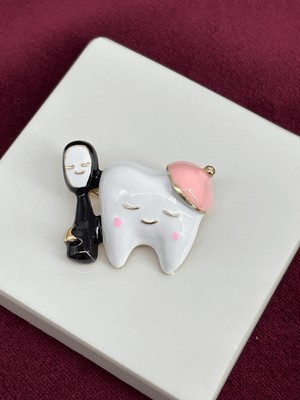 Calista Aksesuar Pembe Şapkalı Siyah Diş Fırçası Detaylı Diş Figürlü Gold Broş