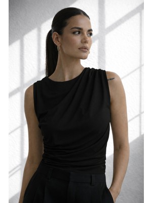 Cuyka Kadın Drapeli Kolsuz Bluz Şık Ofis Basic Fit Sandy Kumaş