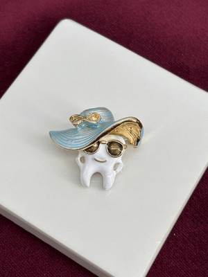 Calista Aksesuar Mavi Şapkalı ve Altın Renkli Gözlüklü Diş Figürlü Gold Broş