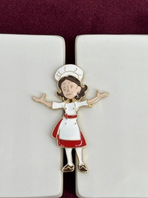 Calista Aksesuar Kırmızı Etekli Kadın Figürlü Gold Broş