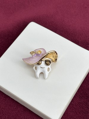 Calista Aksesuar Mor Şapkalı ve Altın Renkli Gözlüklü Diş Figürlü Gold Broş