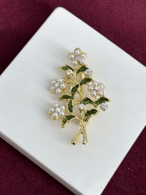 Calista Aksesuar Minik Beyaz Incili ve Taş Detaylı Çiçek Figürlü Gold Broş