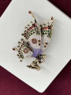 Calista Aksesuar Oturan Kadın Figürlü ve Mor Mavi Yeşil ve Kırmızı Kanat Detaylı Gold Broş