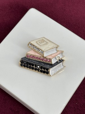 Calista Aksesuar Siyah Pembe ve Beyaz Taşlı ve Kitap Figürlü Gold Broş