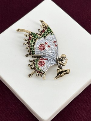 Calista Aksesuar Oturan Kadın Figürlü ve Mavi Yeşil ve Kırmızı Kanat Detaylı Gold Broş