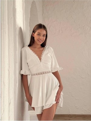 Fashion Cocktail Sırt Dekolteli Brode Dantel Detaylı Şort Tulum V Yaka Güpürlü Fırfır Kol Yazlık Bohem Şort Tulum