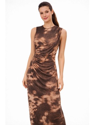 İnce Moda Giyim Batik Desenli Drapeli Uzun Elbise – Kahve