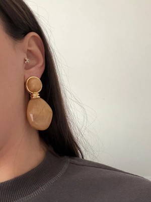 Çelik Gold Detaylı Kemik Karamel Küpe