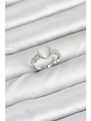 Ne Verelim Size Pirinç Gümüş Renk Zirkon Taşlı Kalpli Kadın Yüzük - TJ-BYK3857