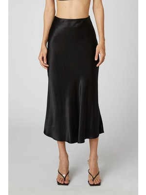 Fashion Cocktail Saten Dökümlü Belden Oturan Kalın Iç Lastikli Yırtmaçsız Diz Altı Ofis Kombin Midi Etek Siyah