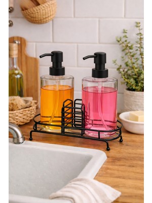 Tiran Cam Sıvı Sabunluk Seti 2’li – Beyaz Metal Standlı, Ahşap Saplı Mutfak & Banyo Sıvı Deterjan Dispenser Seti Süngerlikli 🎁 Sürpriz Hediye(Stoklarla sınırlı)