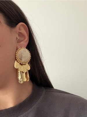 Çelik Gold Detaylı Trey Krem Küpe