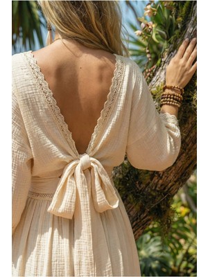Fashion Cocktail Bel Vurgulu Yan Yırtmaçlı Kelebek Kesim Boho Doğal Ton Dantelli Fiyonklu Bağlamalı Bohem Uzun Elbise