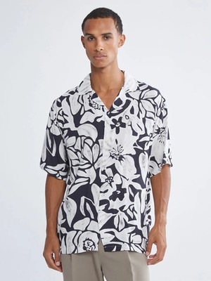 LC Waikiki Siyah Regular Fit Resort Yaka Kısa Kollu Desenli Viskon Erkek Gömlek