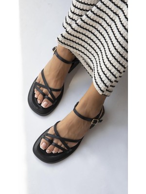 Straswans Kadın Parmak Arası Sandalet Siyah Sentetik Materyal ile Şık ve Rahat Tasarım