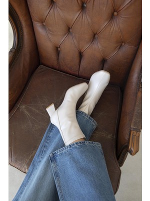 Straswans Pekin Bayan Deri Bot Bej Suni Deri Kalın Topuklu Modeli ile Şık Tasarım