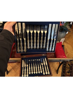 TT 1900 Ler Başı Ingiliz Ahşap Kutusunda 24 Parça Gümüş Saplı Servis Bıçağı ve Çatalı